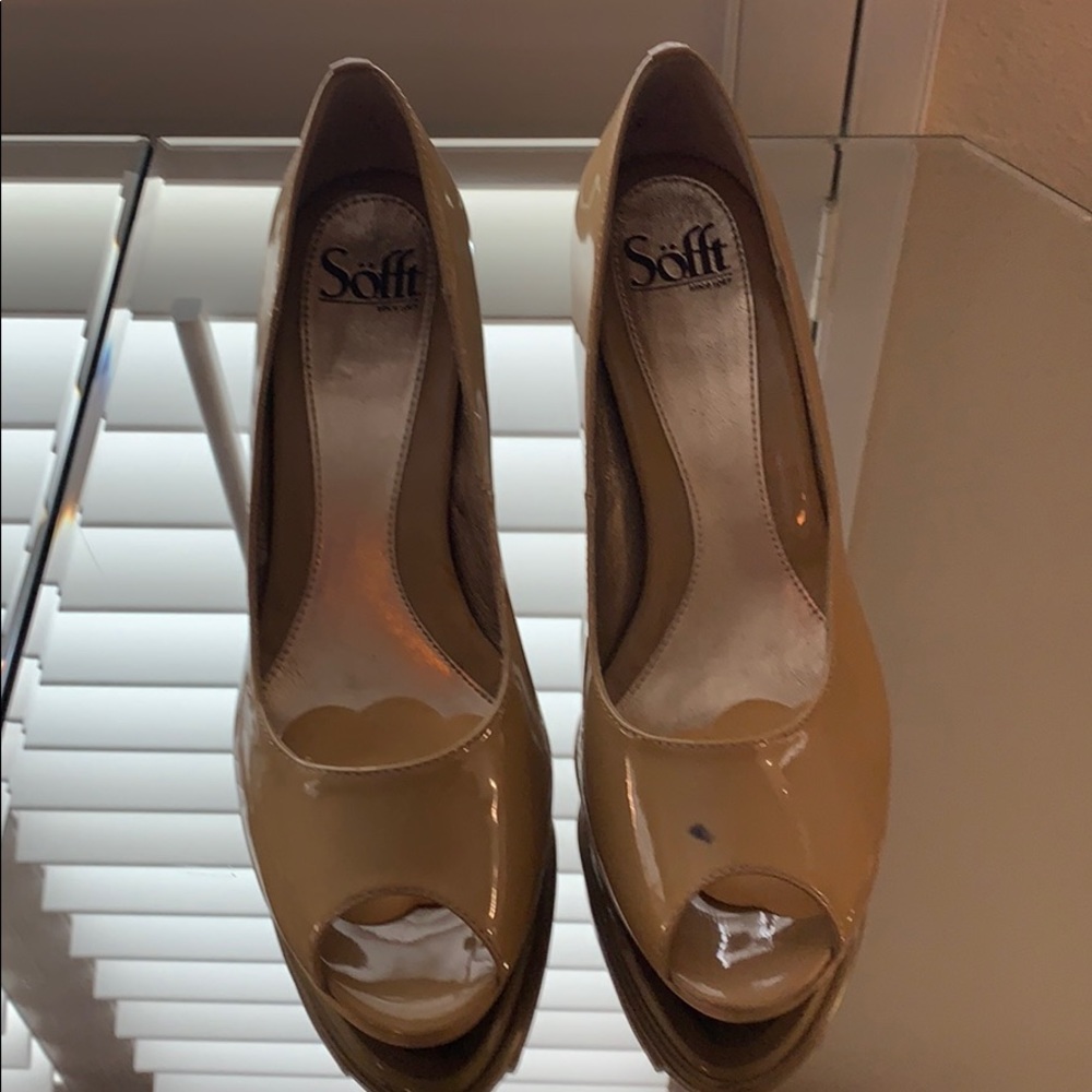 Peep-toe Pump